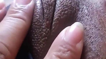 Mauvaise vierge se masturbe sur chatte indienne