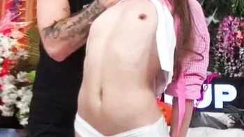 Nade Nasty e Juniper Ren fodem caras e chupam pirocas