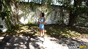 Брюнетка с большими сиськами глотает и получает лицо