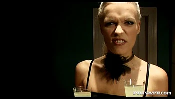 Joycen et Keana Moire se branlent avec les doigts avant les jouets