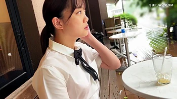 Adolescente asiática chupando polla