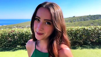 Kira mostra seus peitos grandes de lingerie francesa para Oletsha