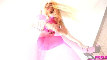 Beleza polonesa de meia rosa mexendo na buceta raspada