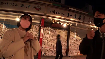 Süßes asiatisches Mädchen hat mehrere heftige Orgasmen