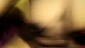 Große schwarze Tussi wichst ihre fetten Titten vor der Cam