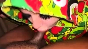 Playboy loiro Zach chupando e gozando para o papai POV