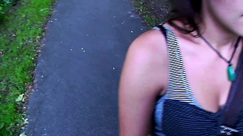 Брюнетка-тинейджер делает рискованную POV мастурбацию на улице