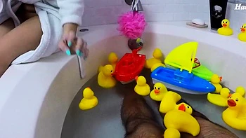 Мачеха Риган дрочит тебе в ванной в POV