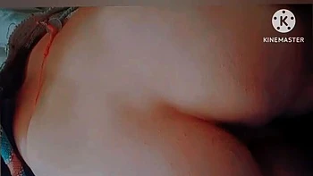 Jeune indienne solitaire se branle en se doigtant sa chatte serrée