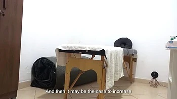 Examen anal proctologue : Gabi Sweet se fait doigter et masturber