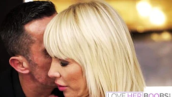 Tiffany Rousso chupando com suas peitões e bunda enorme