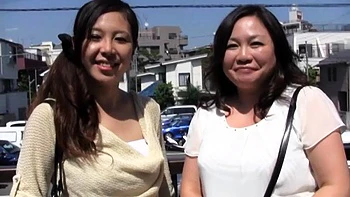 MILF japonaise suce et se branle la chatte