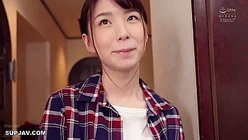 Trío universitario asiático con blanca novia en orgía prematrimonial