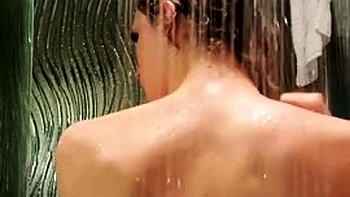 Hazel Lush seins et cul en gros plan sous la douche