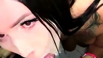 Pamela Ferrer chupando pau com gozada POV