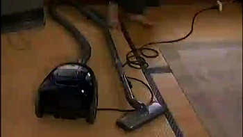 Chica joven y linda hace blowjob sin condón y traga con dragón