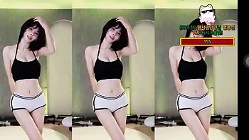 Diosa asiática de grandes tetas en espectáculo ardiente