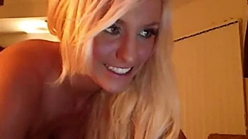 Bunda grande se masturba na câmera quente