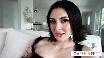 Charlotte Sins adora pés com footjob safado