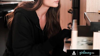 Kleine Brünette Aften Opal reitet Dildo und bläst