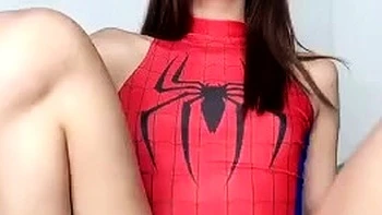 Adolescente japonesa Breanna monta dildo disfrazada