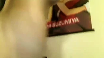 Gata linda dá boquete e monta o pau amador