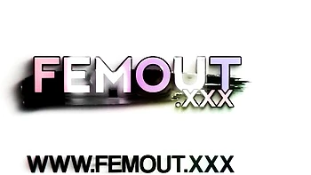 Tgirl fofa se masturba com bunda grande e peitos pequenos