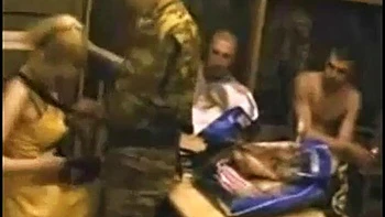 Loira amadora chupada e fodida em sexo em grupo