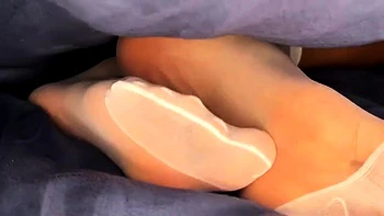 Pink Foxx enlève ses bas noirs au lit en solo