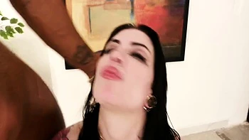 Anna DeVille en medias: gang bang con doble penetración y meada