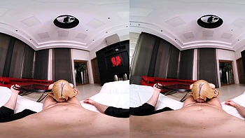 Блондинка-подросток соблазняет и ебёт мужиков на сцене