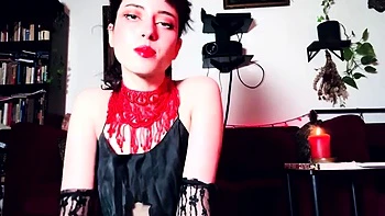 Брюнетка-подросток EnchantrixV полностью контролирует себя в соло