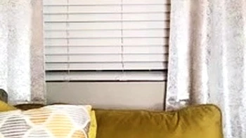 Mia Isabella se masturba con vestido de red