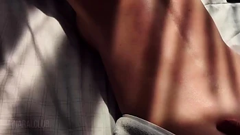 El hijastro da masaje ardiente y la corre dentro a la madrastra