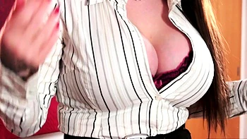 Британская начальница с большими сиськами сосёт хуй