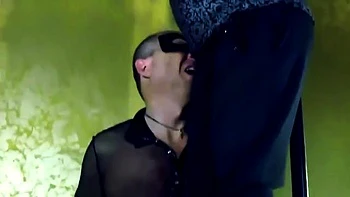 Femdom aplasta la polla con sandalias