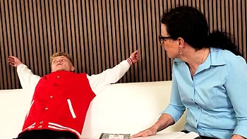 Geile brünette MILF fickt ihre reife Fotze hart