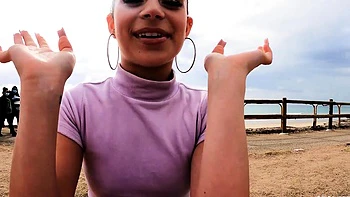 Aria Valencia blitzt harte Nippel und lutscht Schwanz