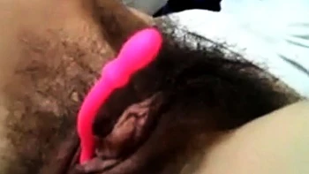 Amateur peluda se masturba con juguetes webcam POV