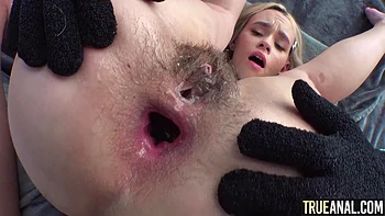 Khloe Kingsley жестко трахает анус большим членом