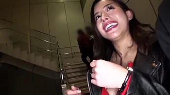 Asiatique aux gros seins et fesses, titfuck lubrifié et baisers chauds