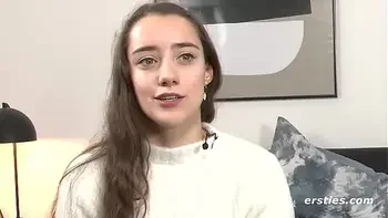 Ersties: Medea verwöhnt ihre beiden Löcher mit einem Kristalldildo