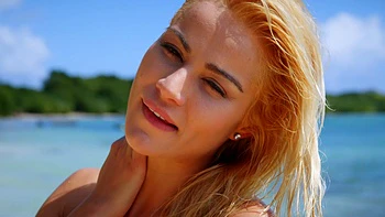 Блондинка Черри трахнута Альберто в жёстких позах