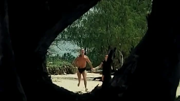 Брюнетка-милф с большими сиськами трахается на улице