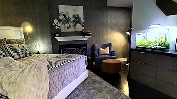 Petite Alexis Kline striptease nue en solo