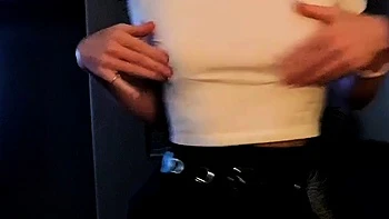 Zierliche Alice White strippt solo auf OnlyFans