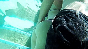 Follando el coño y agarrando el culo bajo el agua