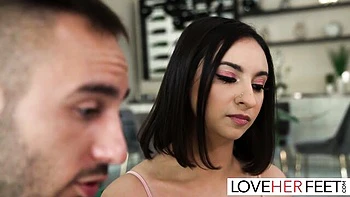 Hailey et Hailey se lèchent et baisent les pieds