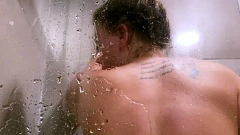 Мамка с большими сиськами дрочит дилдо