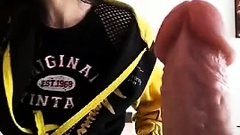 Adolescente amateur se branle le cul en gros plan avec jouets